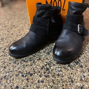 Miz Mooz Spencer ankle boots.  EUC 7 Wide.